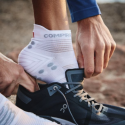 COMPRESSPORT - PRO RACING SOCKS V4.0 RUN LOW - White / Alloy