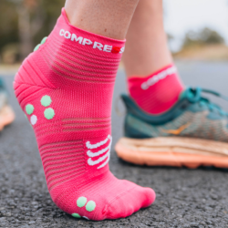 COMPRESSPORT - PRO RACING SOCKS V4.0 RUN LOW - Hot Pink