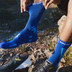 COMPRESSPORT - PRO RACING SOCKS V4.0 TRAIL - Sodalite / Fluo Blue